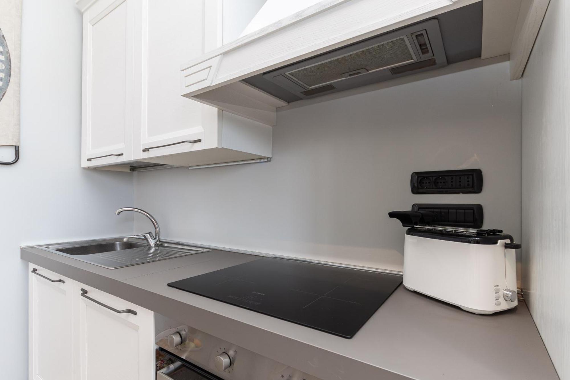 Spacious 3-Bedroom Apartment - 10 Min To City Center & 5 Min To Gaslini Hospital Генуя Екстер'єр фото