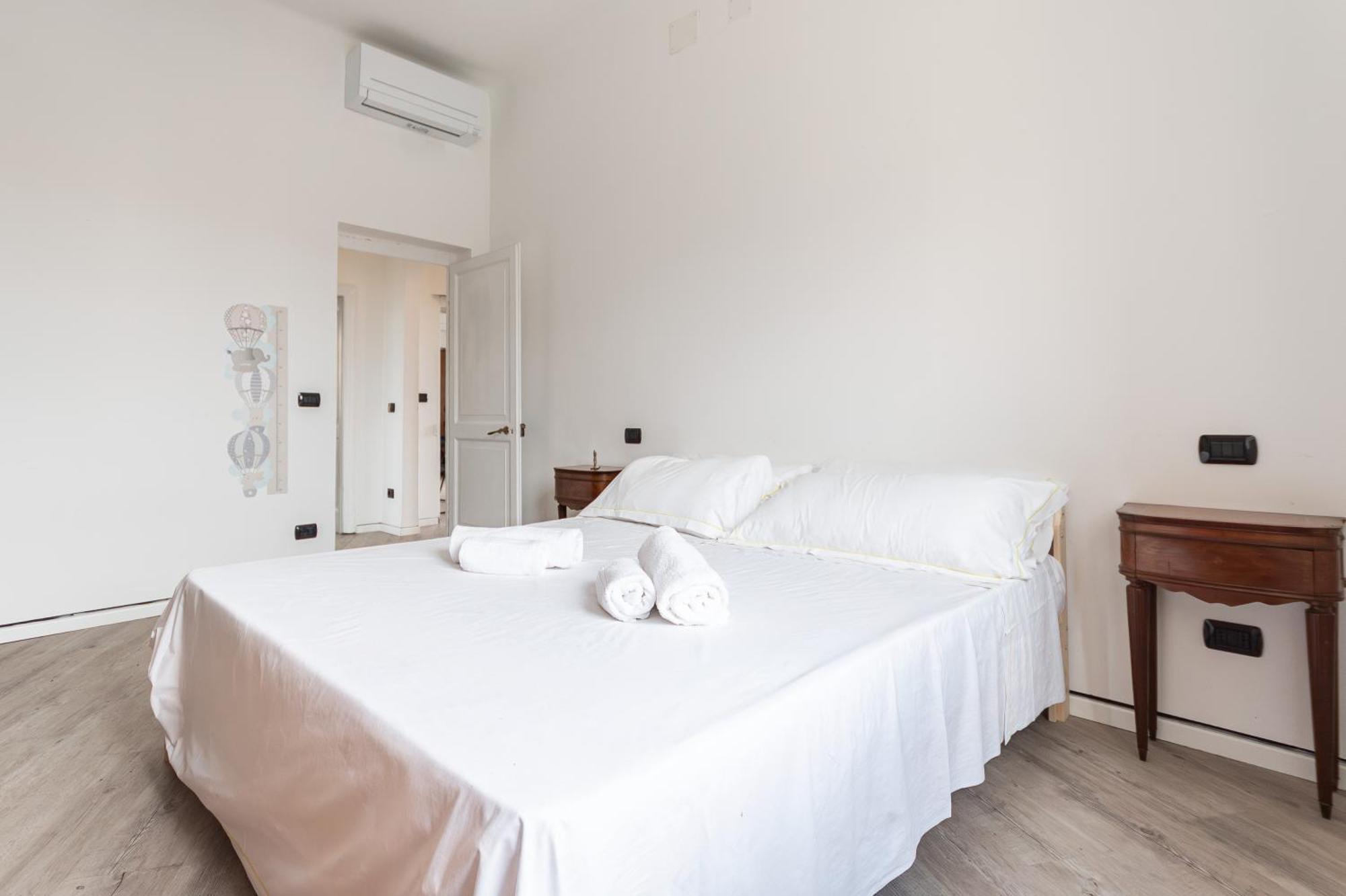 Spacious 3-Bedroom Apartment - 10 Min To City Center & 5 Min To Gaslini Hospital Генуя Екстер'єр фото